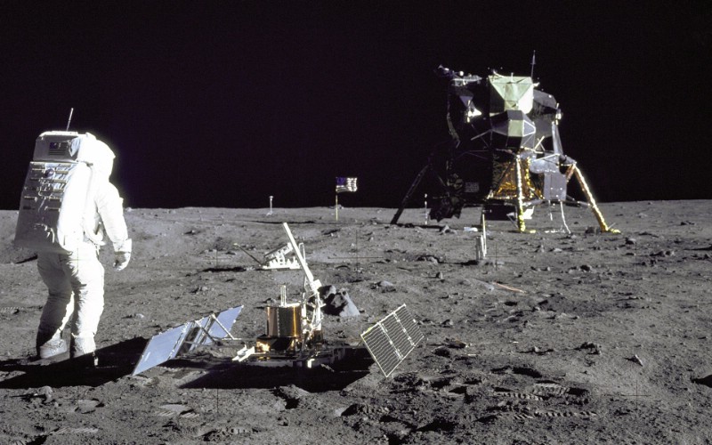 One Giant Leap for Mankind  Aldrin Looks Back at Tranquility Base 月球宁静海基地壁纸 阿波罗11号登月40周年纪念壁纸壁纸 阿波罗11号登月40周年纪念壁纸图片 阿波罗11号登月40周年纪念壁纸素材 人文壁纸 人文图库 人文图片素材桌面壁纸