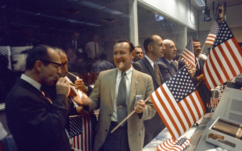 One Giant Leap for Mankind  Apollo 11 Celebration at Mission Control 地面控制室里的庆祝壁纸 阿波罗11号登月40周年纪念壁纸壁纸 阿波罗11号登月40周年纪念壁纸图片 阿波罗11号登月40周年纪念壁纸素材 人文壁纸 人文图库 人文图片素材桌面壁纸