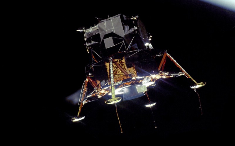 One Giant Leap for Mankind  Eagle In Lunar Orbit 绕月轨道上的登月舱壁纸 阿波罗11号登月40周年纪念壁纸壁纸 阿波罗11号登月40周年纪念壁纸图片 阿波罗11号登月40周年纪念壁纸素材 人文壁纸 人文图库 人文图片素材桌面壁纸