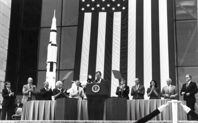 One Giant Leap for Mankind  President George Bush and Apollo 11 Astronauts 1989年老布什总统和登月英雄壁纸 阿波罗11号登月40周年纪念壁纸壁纸 阿波罗11号登月40周年纪念壁纸图片 阿波罗11号登月40周年纪念壁纸素材 人文壁纸 人文图库 人文图片素材桌面壁纸