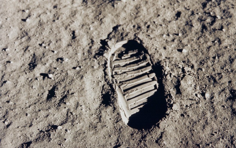 One Giant Leap for Mankind  Apollo 11 bootprint 奥尔德林留下的月球脚印壁纸 阿波罗11号登月40周年纪念壁纸壁纸 阿波罗11号登月40周年纪念壁纸图片 阿波罗11号登月40周年纪念壁纸素材 人文壁纸 人文图库 人文图片素材桌面壁纸