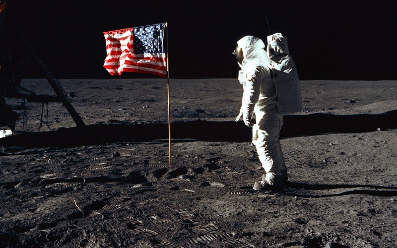 One Giant Leap for Mankind  Buzz Aldrin and the U S flag on the Moon 巴兹 奥尔德林和国旗壁纸 阿波罗11号登月40周年纪念壁纸壁纸 阿波罗11号登月40周年纪念壁纸图片 阿波罗11号登月40周年纪念壁纸素材 人文壁纸 人文图库 人文图片素材桌面壁纸