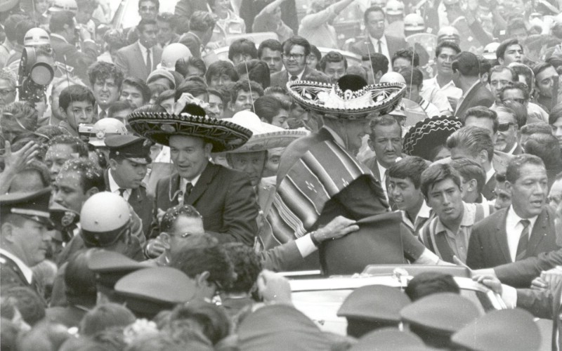 One Giant Leap for Mankind  Apollo 11 Astronauts Swarmed by Thousands In Mexico City Parade 墨西哥城的庆祝游行壁纸 阿波罗11号登月40周年纪念壁纸壁纸 阿波罗11号登月40周年纪念壁纸图片 阿波罗11号登月40周年纪念壁纸素材 人文壁纸 人文图库 人文图片素材桌面壁纸