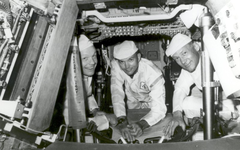 One Giant Leap for Mankind  Apollo 11 Crew Conduct Checks in the Command Module 登月舱日常检查壁纸 阿波罗11号登月40周年纪念壁纸壁纸 阿波罗11号登月40周年纪念壁纸图片 阿波罗11号登月40周年纪念壁纸素材 人文壁纸 人文图库 人文图片素材桌面壁纸