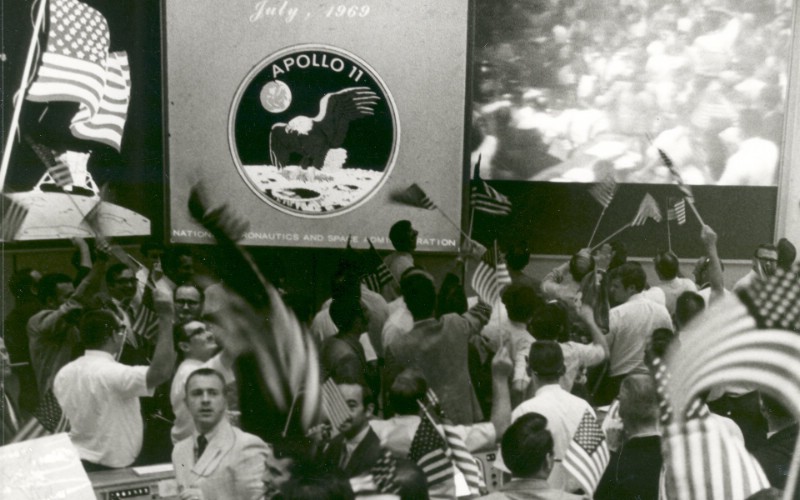 One Giant Leap for Mankind  Mission Control Celebrates After Conclusion of the Apollo 11 Lunar 登月任务结束后的欢庆壁纸 阿波罗11号登月40周年纪念壁纸壁纸 阿波罗11号登月40周年纪念壁纸图片 阿波罗11号登月40周年纪念壁纸素材 人文壁纸 人文图库 人文图片素材桌面壁纸