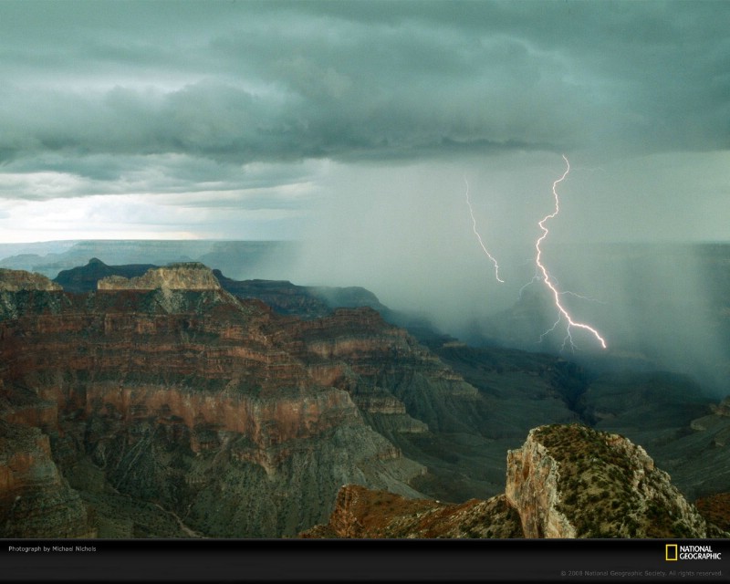 透过镜头  Twin Bolts of Lightning Grand Canyon Arizona 大峡谷闪电桌面壁纸壁纸 国家地理杂志2008年度最佳图片壁纸 国家地理杂志2008年度最佳图片图片 国家地理杂志2008年度最佳图片素材 人文壁纸 人文图库 人文图片素材桌面壁纸