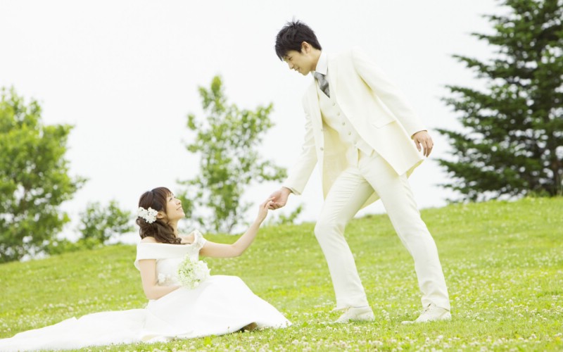 草地上的新娘新郎 公园里的白色婚礼图片图片壁纸壁纸 我们结婚吧!壁纸 我们结婚吧!图片 我们结婚吧!素材 摄影壁纸 摄影图库 摄影图片素材桌面壁纸
