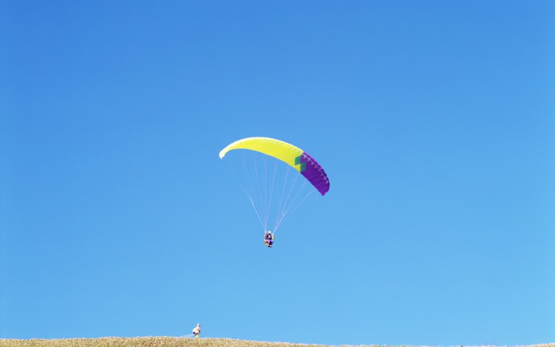  夏日休闲 晴空跳伞壁纸 夏日休闲与阳光海滩壁纸 夏日休闲与阳光海滩图片 夏日休闲与阳光海滩素材 风景壁纸 风景图库 风景图片素材桌面壁纸