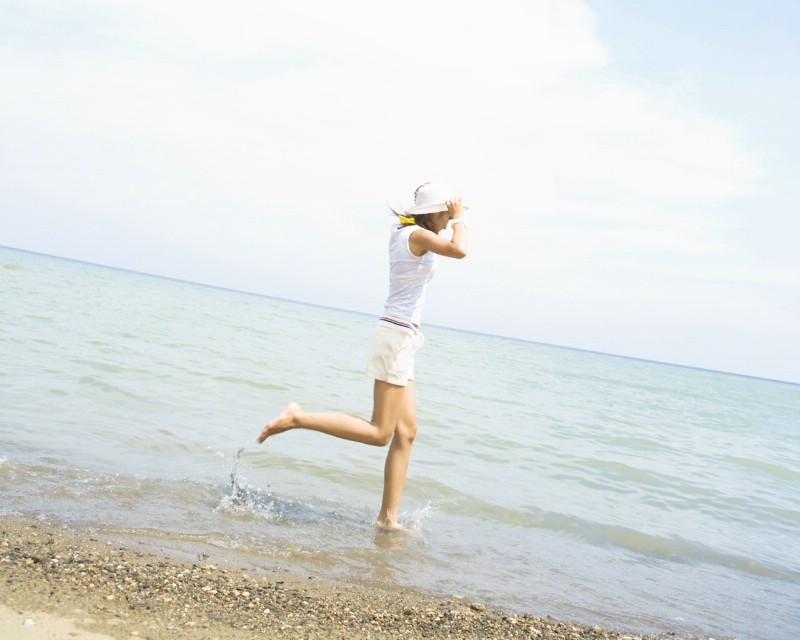 夏日．海滩．女孩 壁纸5壁纸 夏日．海滩．女孩壁纸 夏日．海滩．女孩图片 夏日．海滩．女孩素材 明星壁纸 明星图库 明星图片素材桌面壁纸